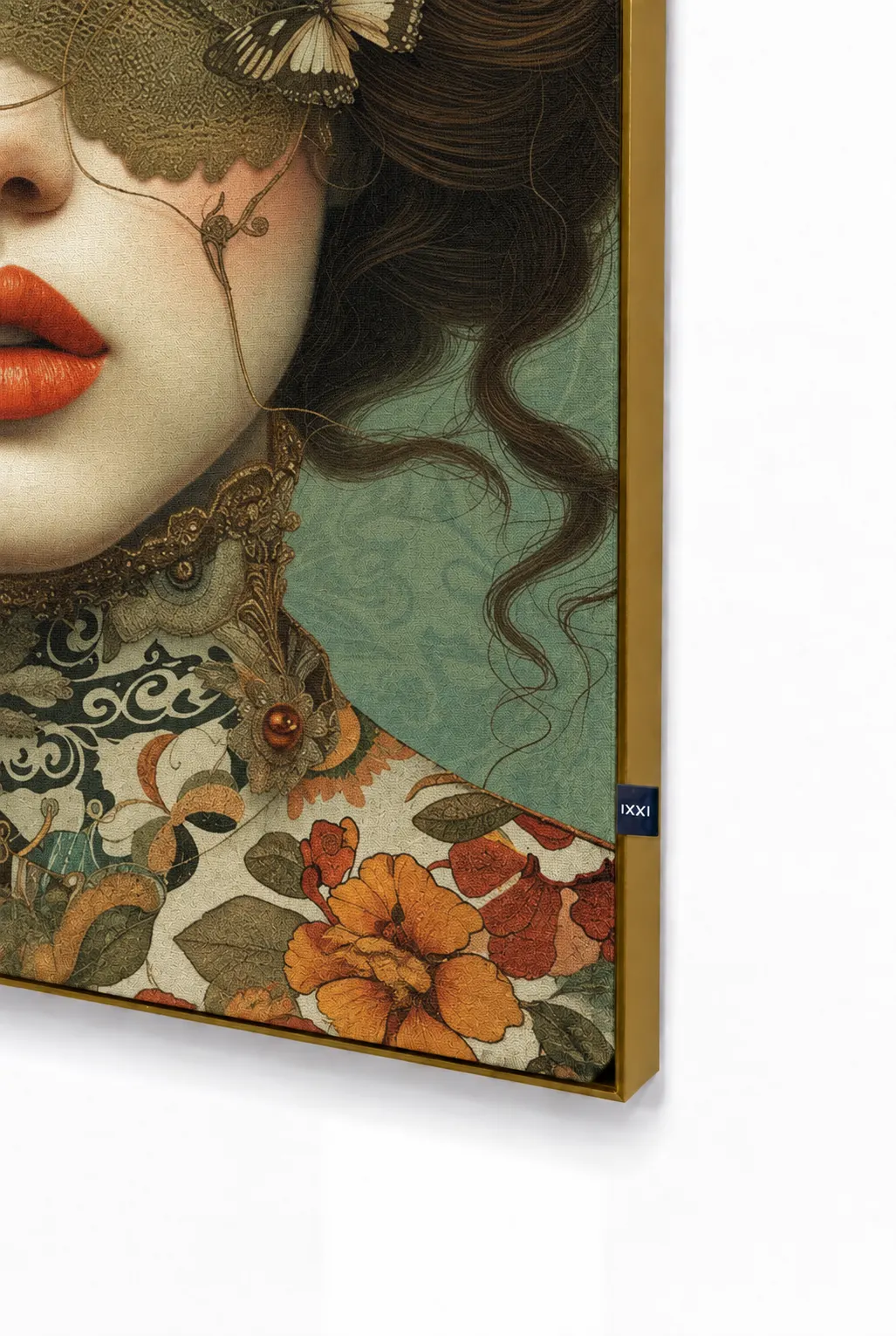 De hoek van een gouden frame tegen een witte wand