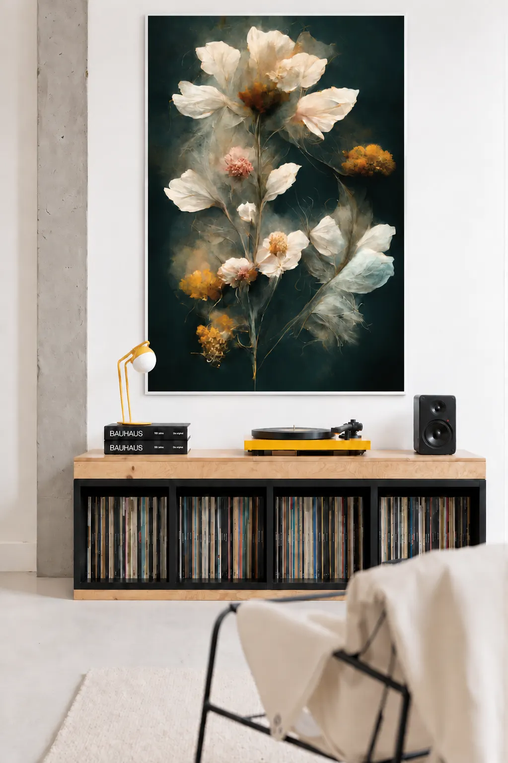 Een bloemwerk in een wit frame boven een platenkast