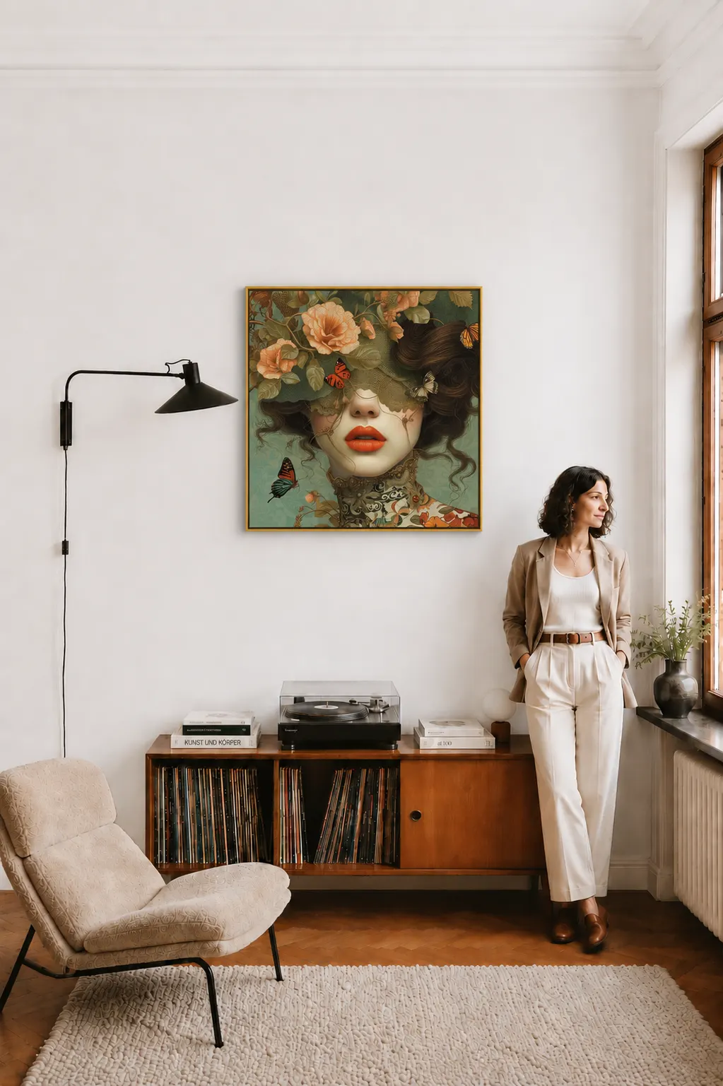 Een portret in een gouden frame boven een platenspeler, een vrouw ernaast