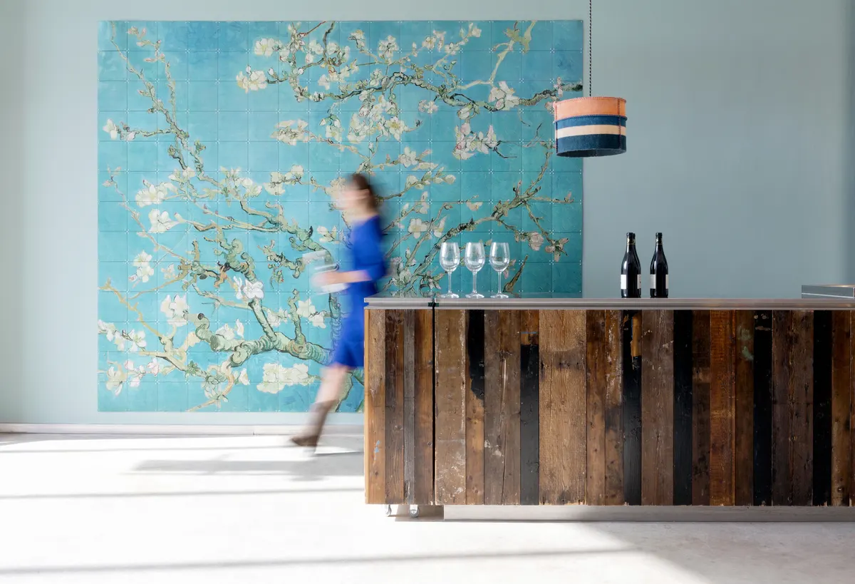 Van Goghs amandelbloesem breed over een woonkamerwand