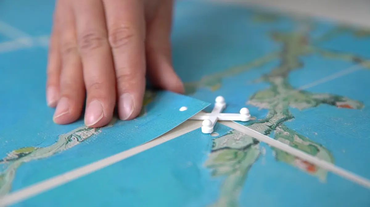 Twee handen klikken een connector tussen vier kaarten