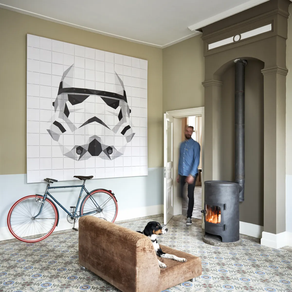 Een Stormtrooper-helm uitgelegd over een raster van kaarten