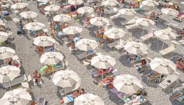 'Amalfi Beach Umbrellas' van Henrike Schenk