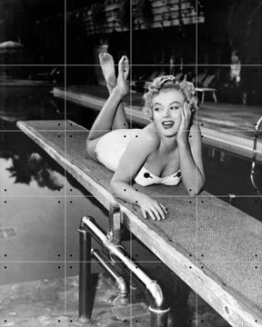'Marilyn Monroe lying on a springboard in California' van Bridgeman Images