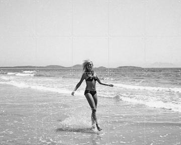 'Brigitte Bardot a Buzios (Brasil)' von Bridgeman Images