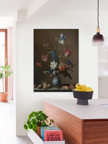 Bloemen in een Wan-Li vaas en schelpen