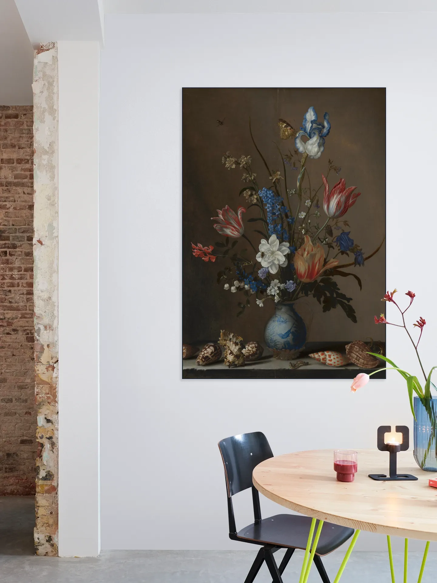 Bloemen in een Wan-Li vaas en schelpen