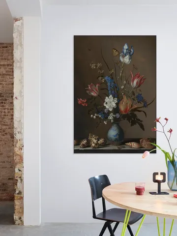 Bloemen in een Wan-Li vaas en schelpen