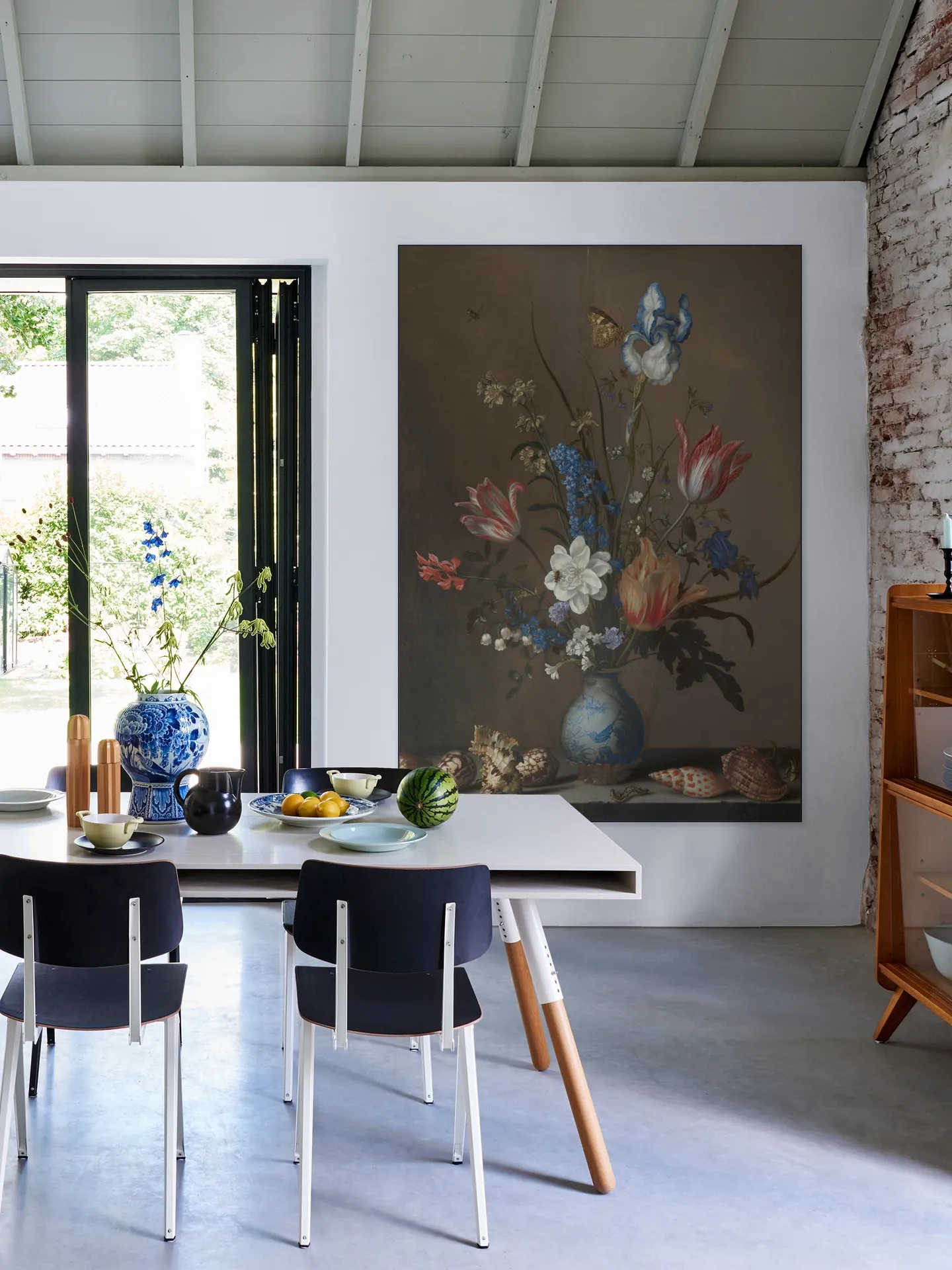 Bloemen in een Wan-Li vaas en schelpen