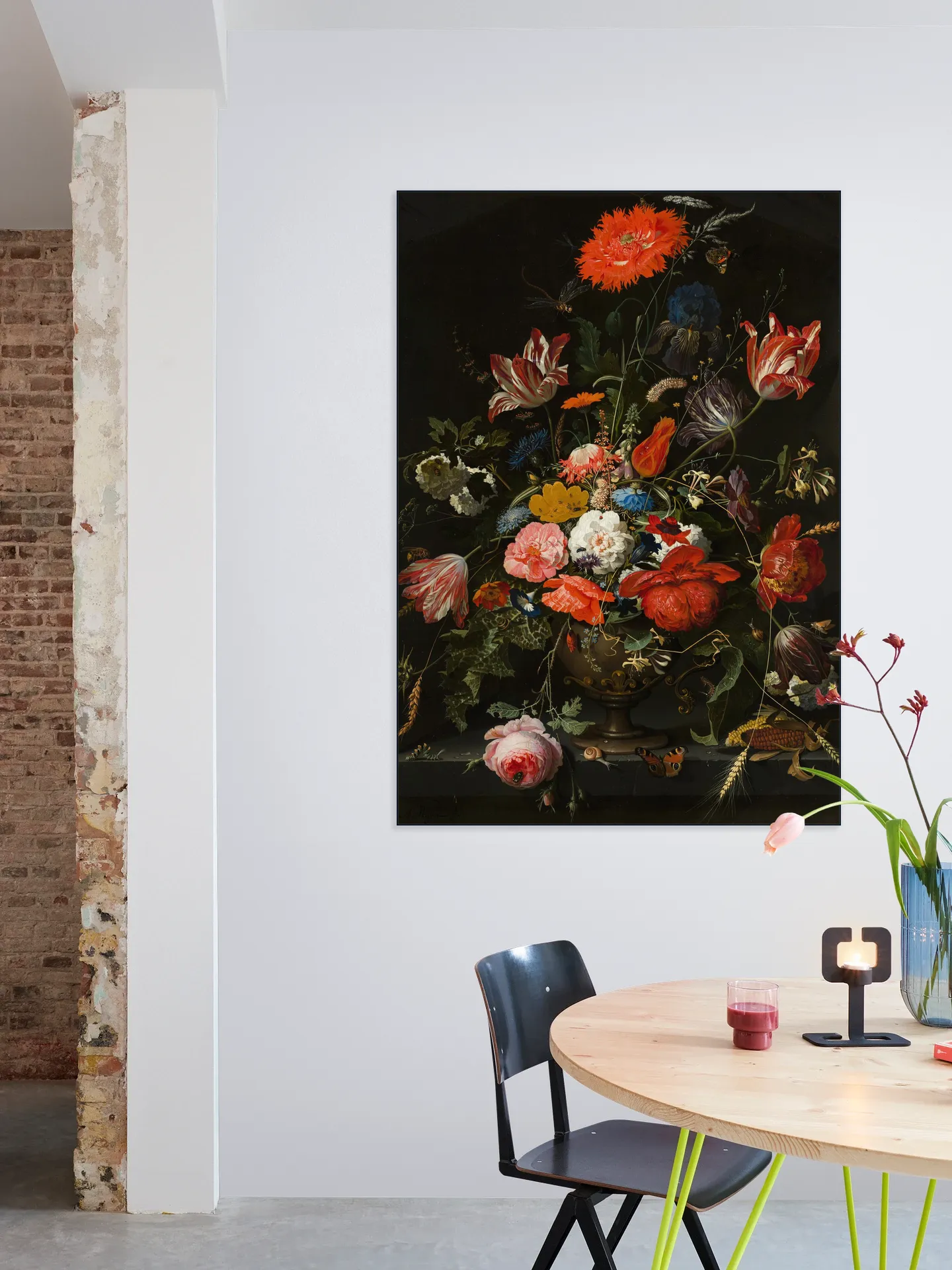 Bloemen in een metalen vaas