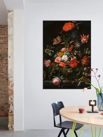 Bloemen in een metalen vaas