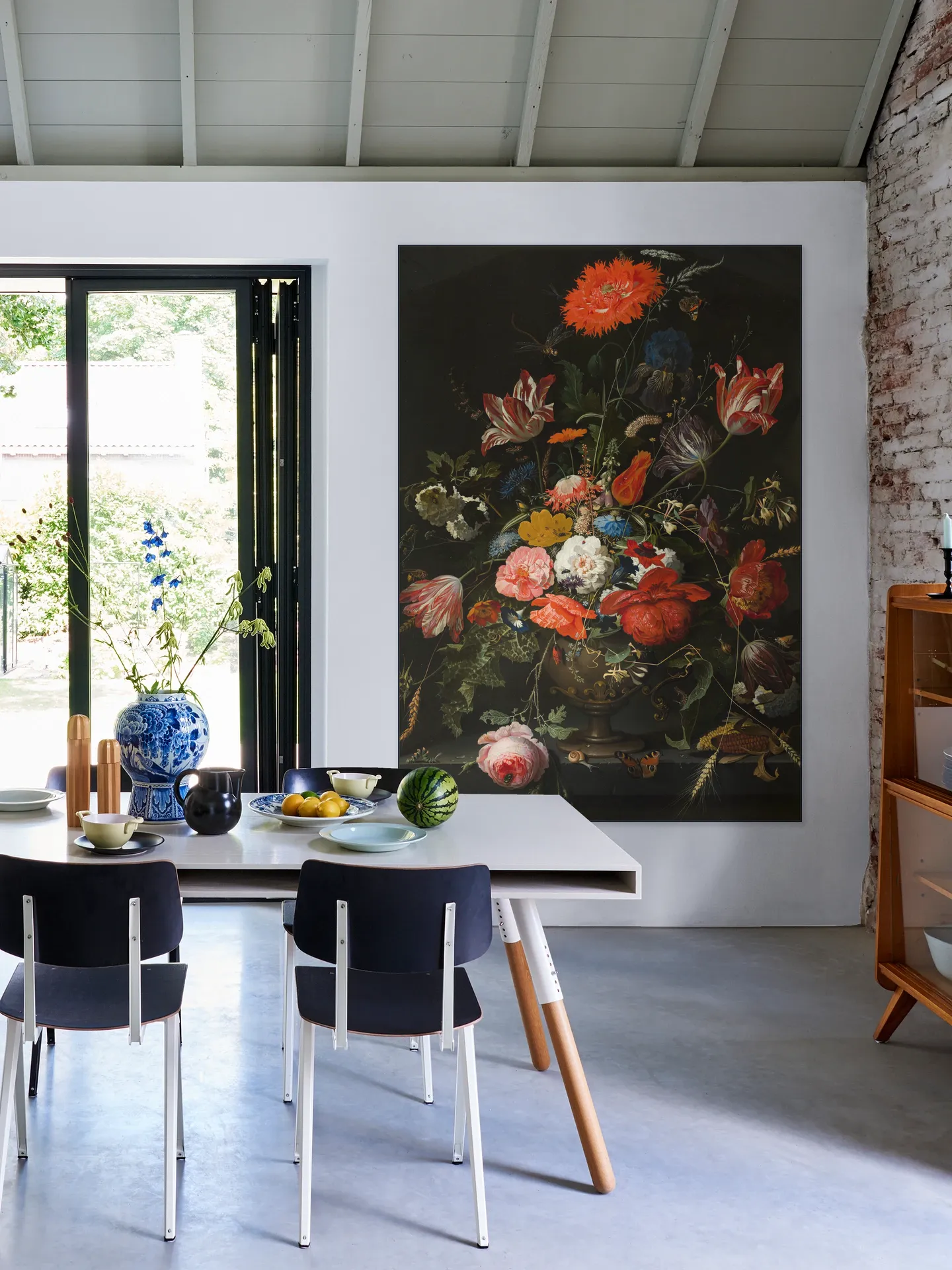 Bloemen in een metalen vaas
