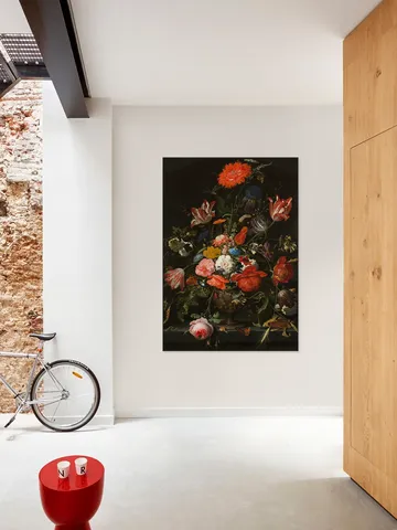 Bloemen in een metalen vaas