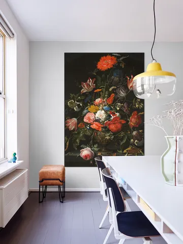 Bloemen in een metalen vaas
