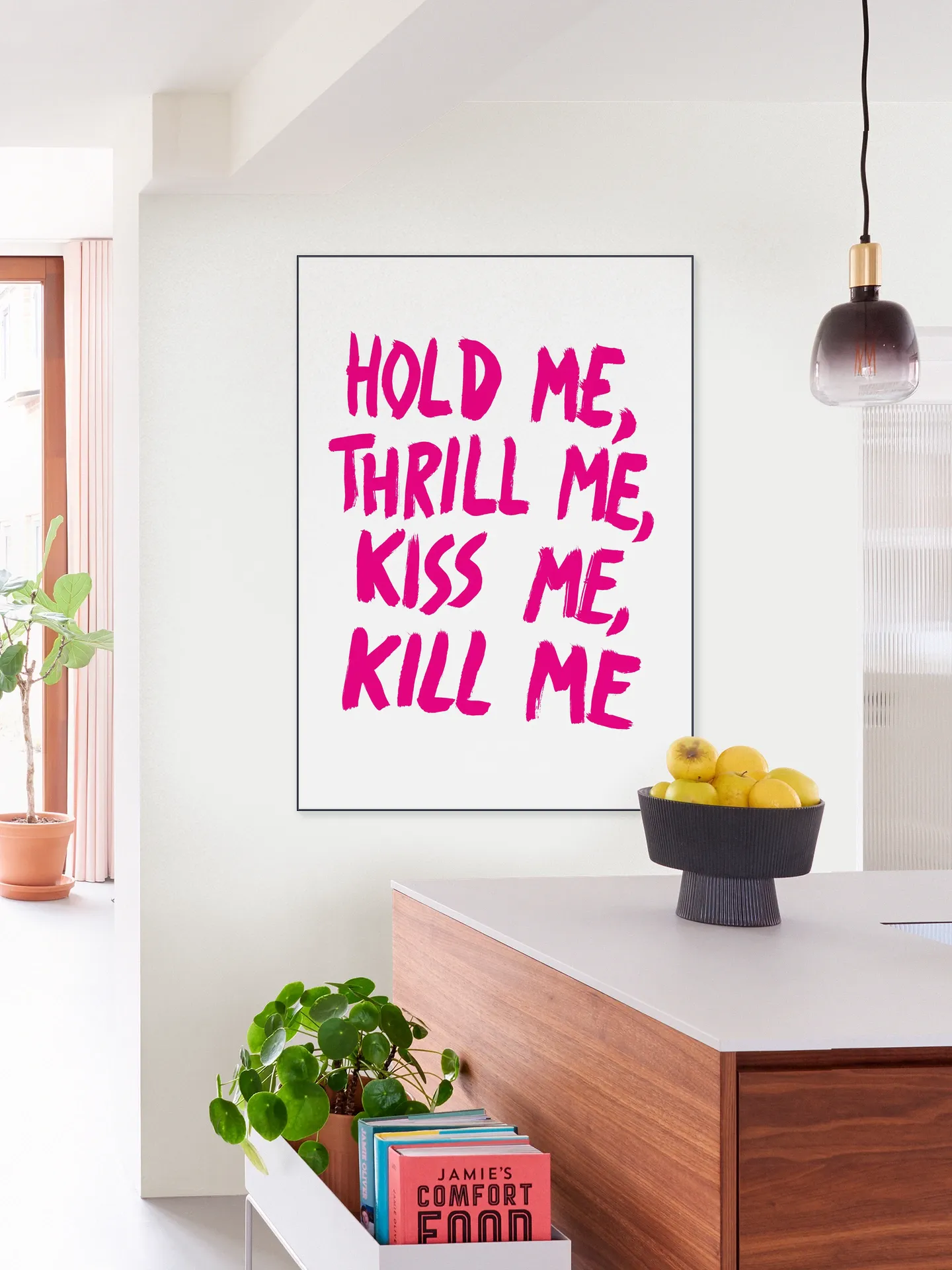 Hold me, Thrill me, Kiss me, Kill me