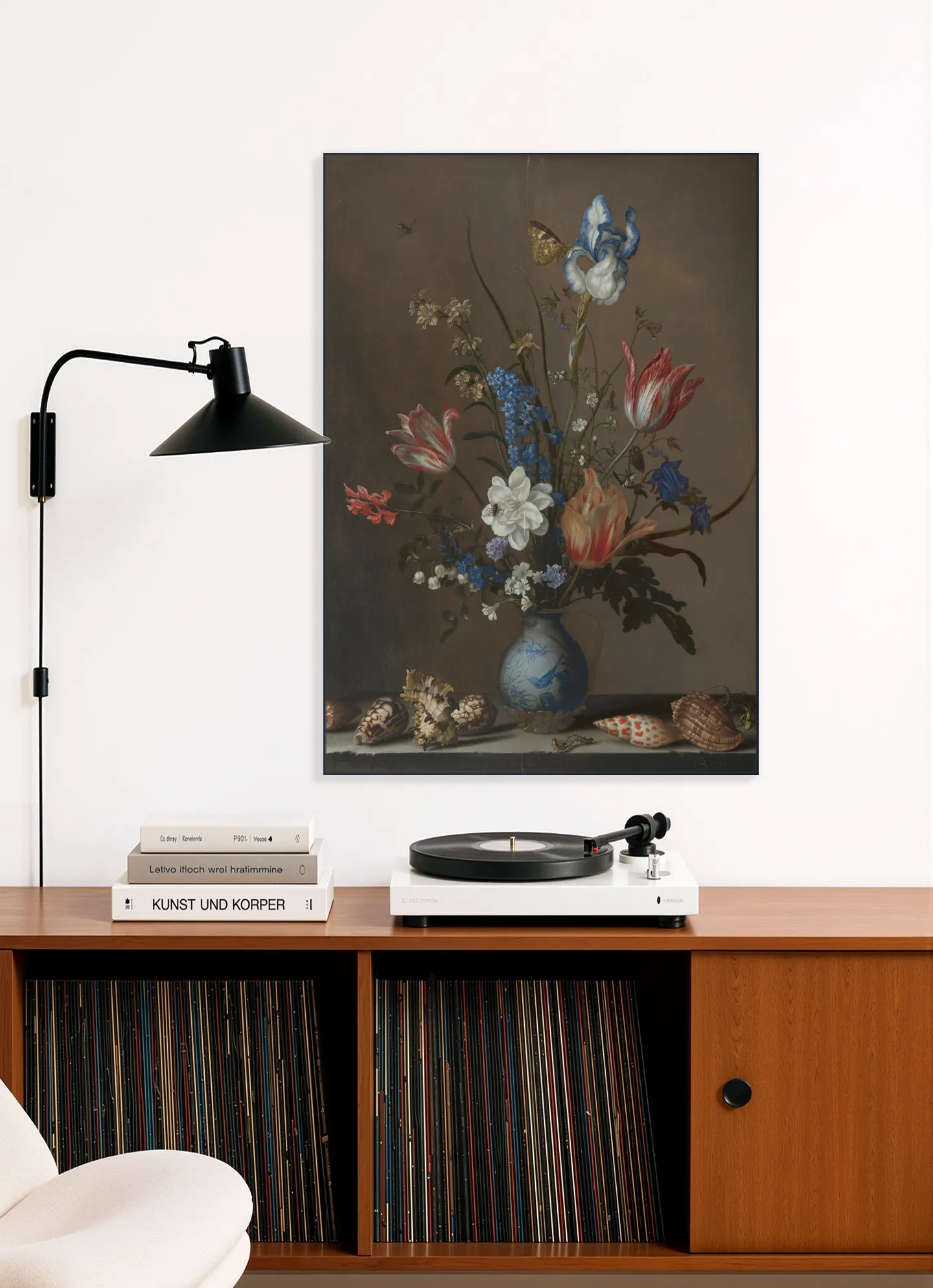 Bloemen in een Wan-Li vaas en schelpen