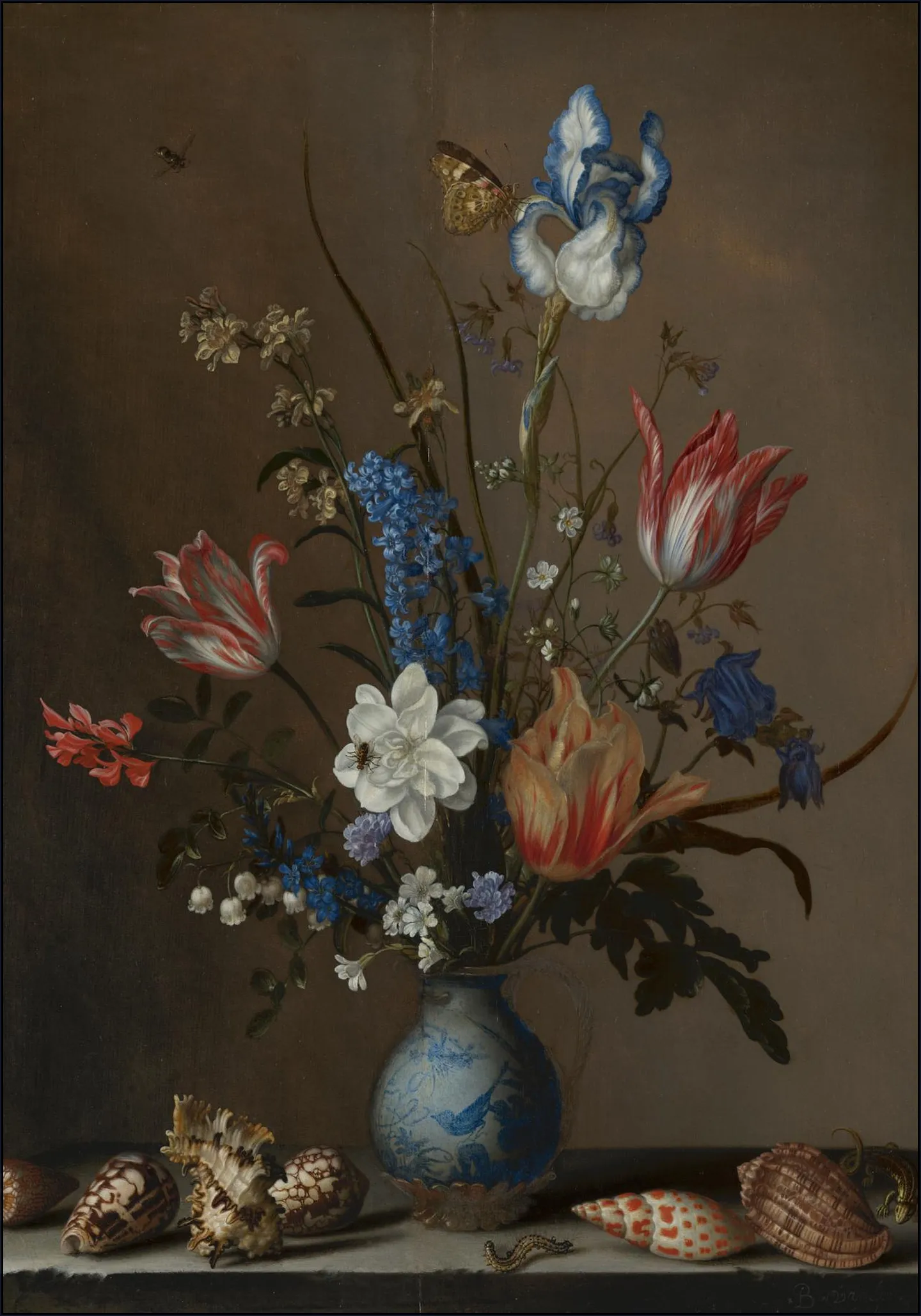 Bloemen in een Wan-Li vaas en schelpen