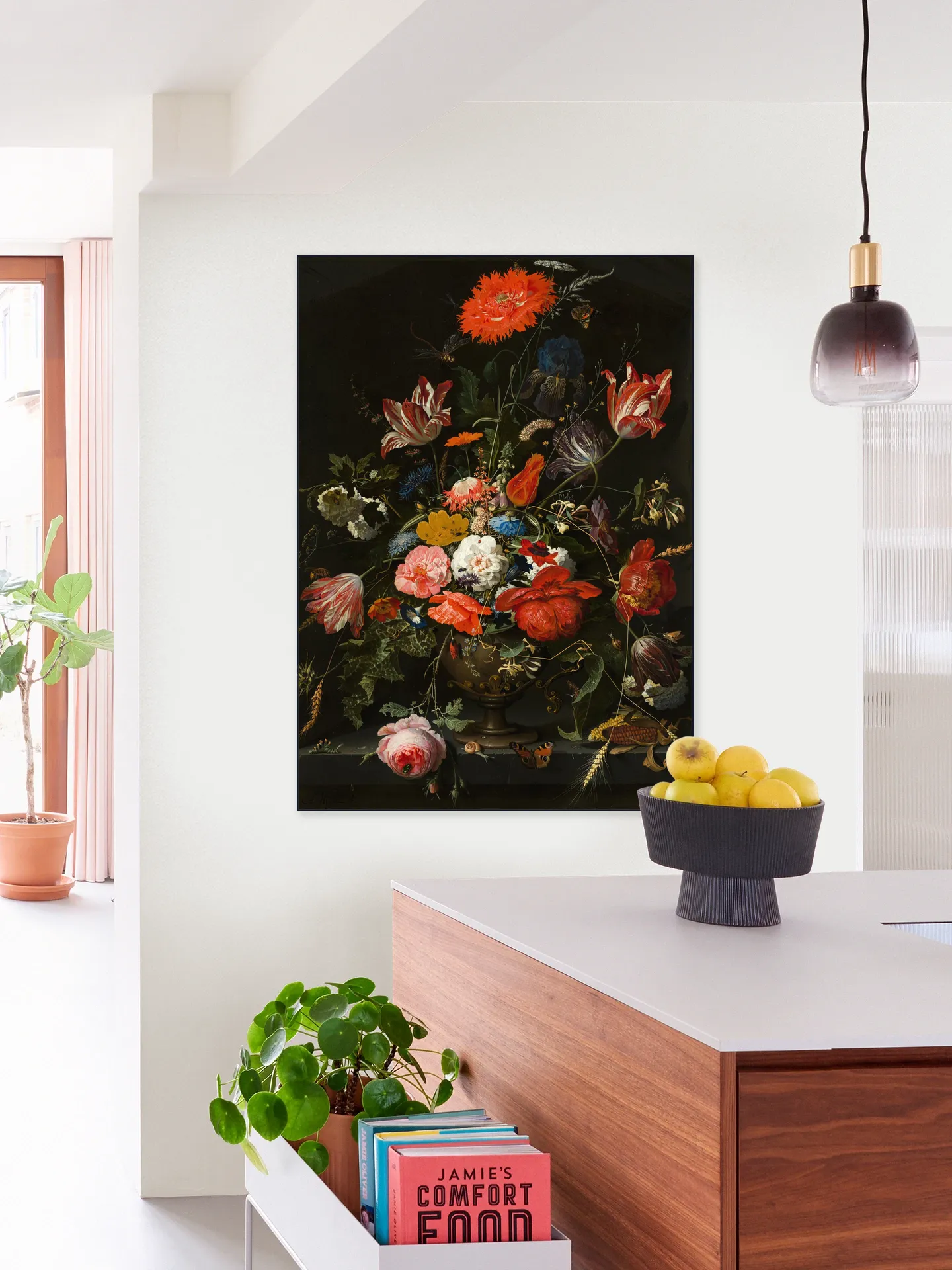 Bloemen in een metalen vaas
