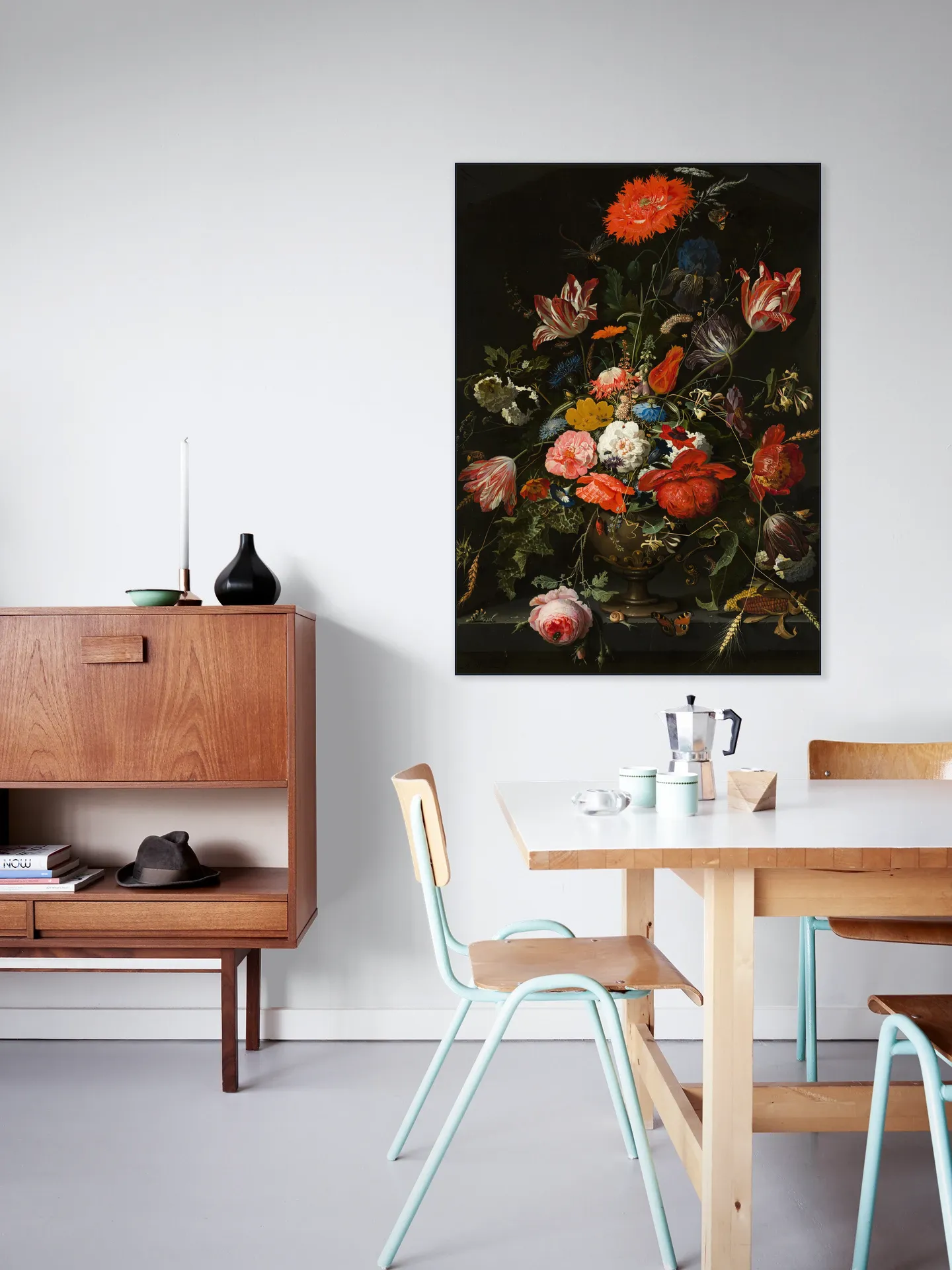 Bloemen in een metalen vaas