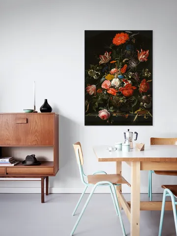 Bloemen in een metalen vaas