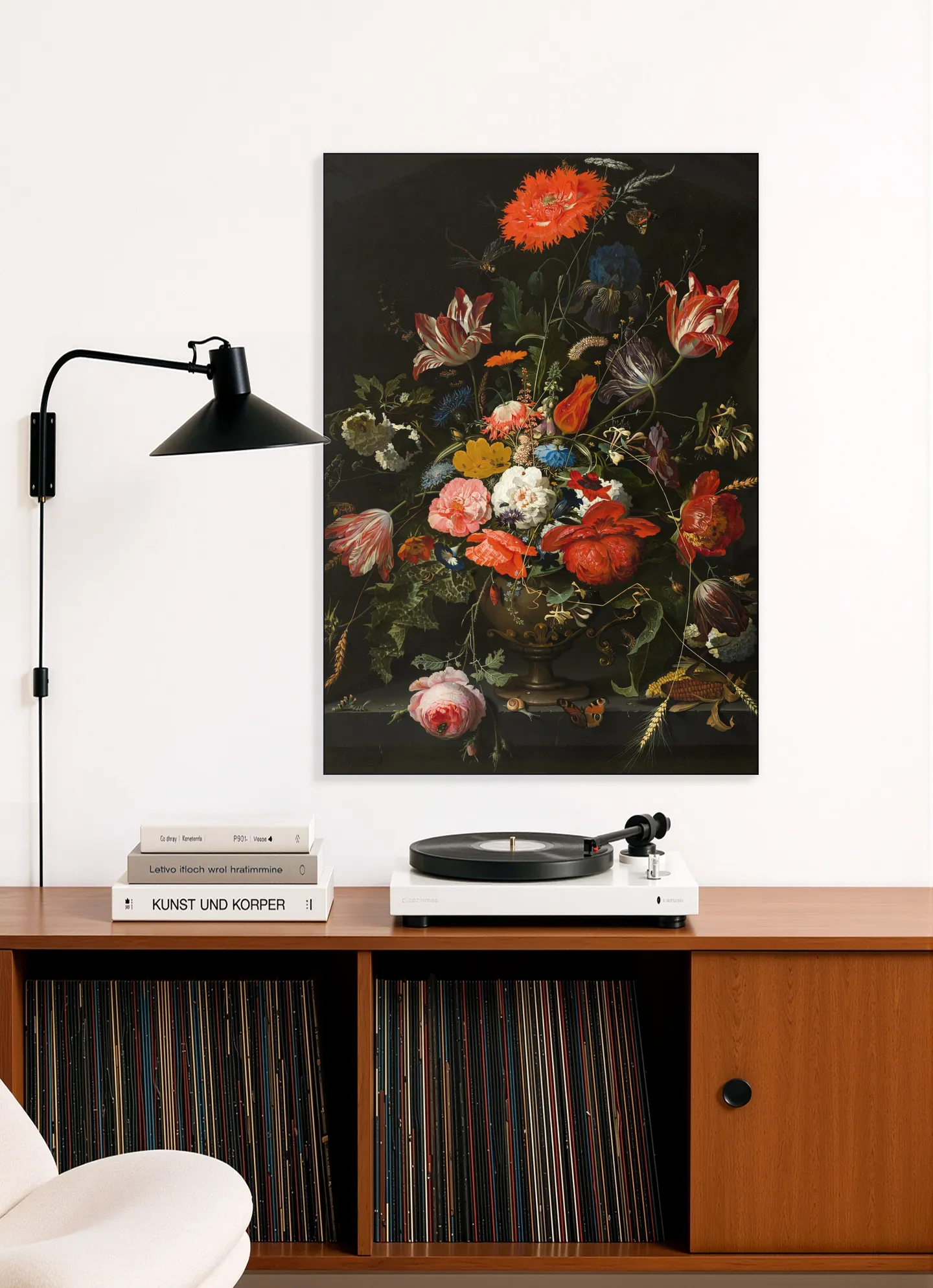 Bloemen in een metalen vaas