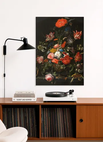 Bloemen in een metalen vaas
