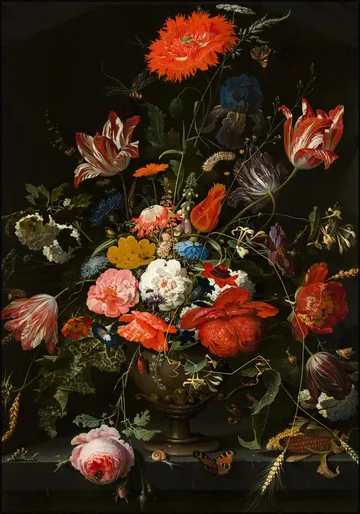 Bloemen in een metalen vaas